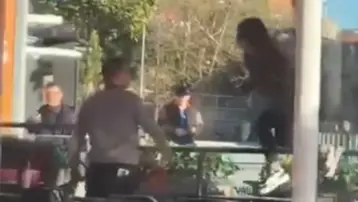 Kağıthane’de restoranda sandalyeli kavga. Masaya atladı kayarak düştü