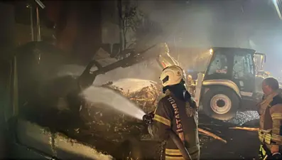 Küçükçekmece'de geri dönüşüm tesisi yandı