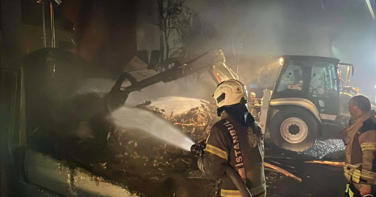 Küçükçekmece'de geri dönüşüm tesisi yandı