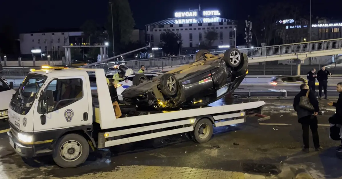 İstanbul'da 4 araç birbirine girdi, 3 yaralı