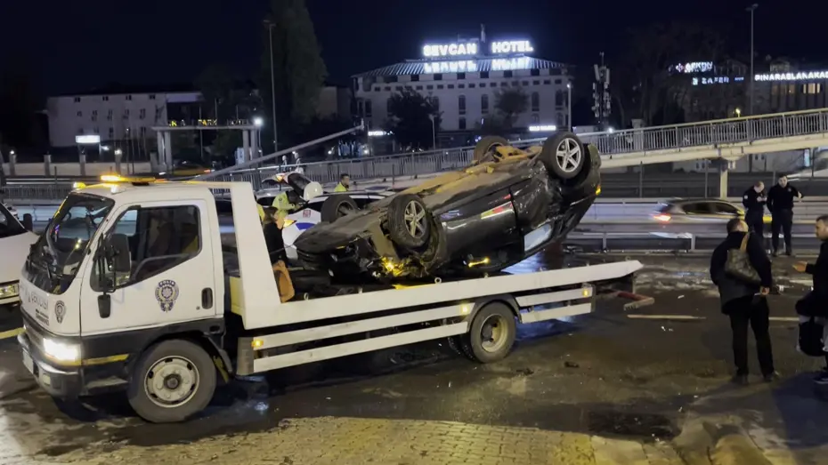 İstanbul'da 4 araç birbirine girdi, 3 yaralı
