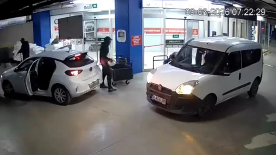 Altın merkezinde film gibi soygun kamerada. Uzun namlulu maskeli soyguncular 20 milyon lirayı çaldı