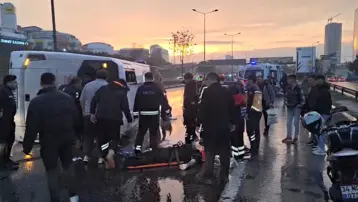 Maltepe&#x27;de servis minibüsü devrildi, yaralılar var