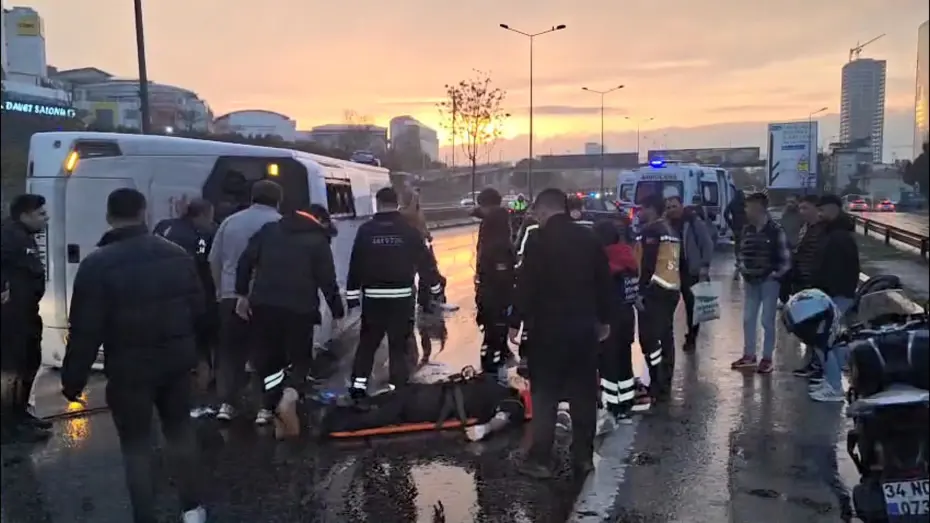 Maltepe'de servis minibüsü devrildi, yaralılar var