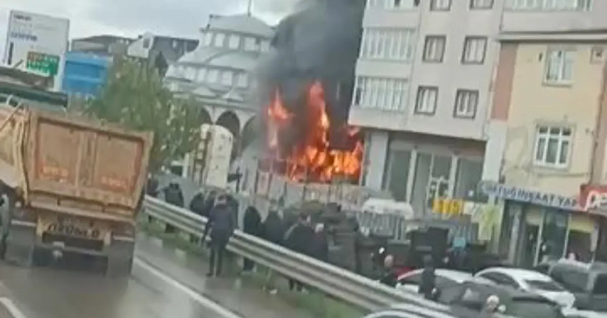 Otomobilde başlayan yangın binaya sıçradı. Ekipler olay yerinde