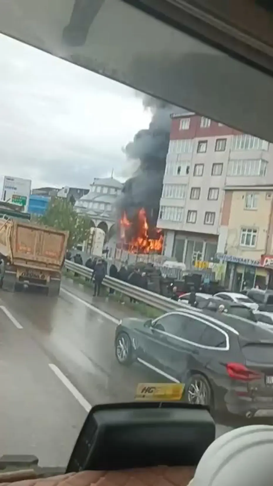 Otomobilde başlayan yangın binaya sıçradı. Ekipler olay yerinde