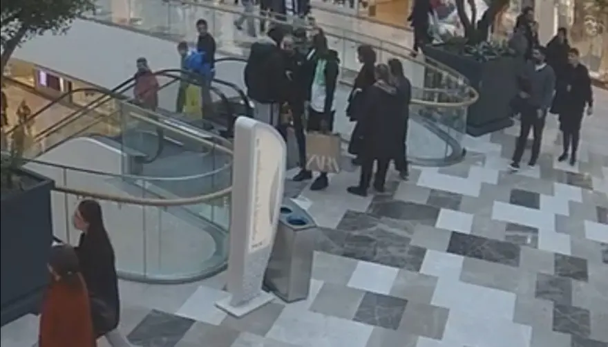 İstanbul'da AVM'de panik: Senegalli futbolcuya silah çekildi 