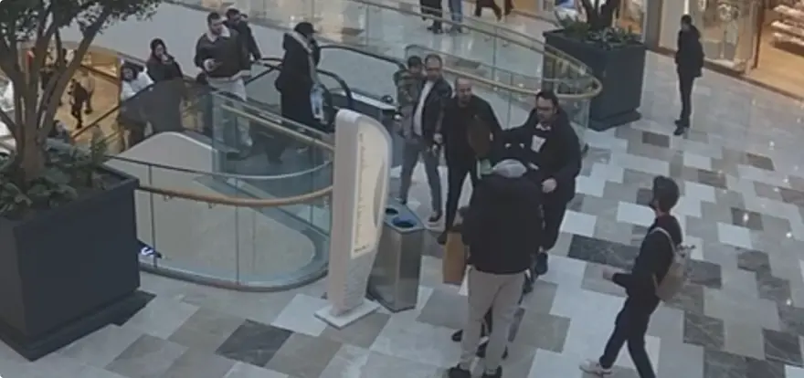 SİLAH ÇEKİP ŞEMSİYE FIRLATTI 1