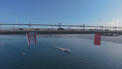 Şehitler Köprüsü&#x27;ne KKTC bayrağı asıldı
