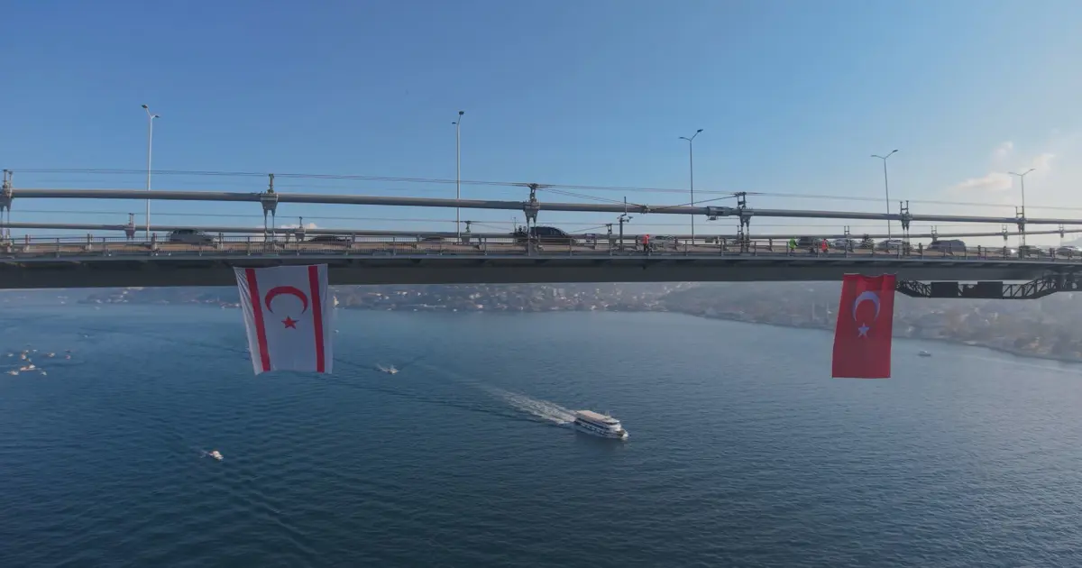 Şehitler Köprüsü'ne KKTC bayrağı asıldı