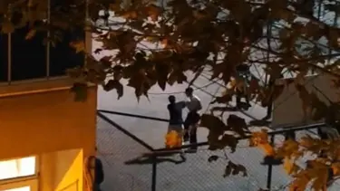 Arkadaşları kavga etti; çevredekiler tezahüratta bulundu