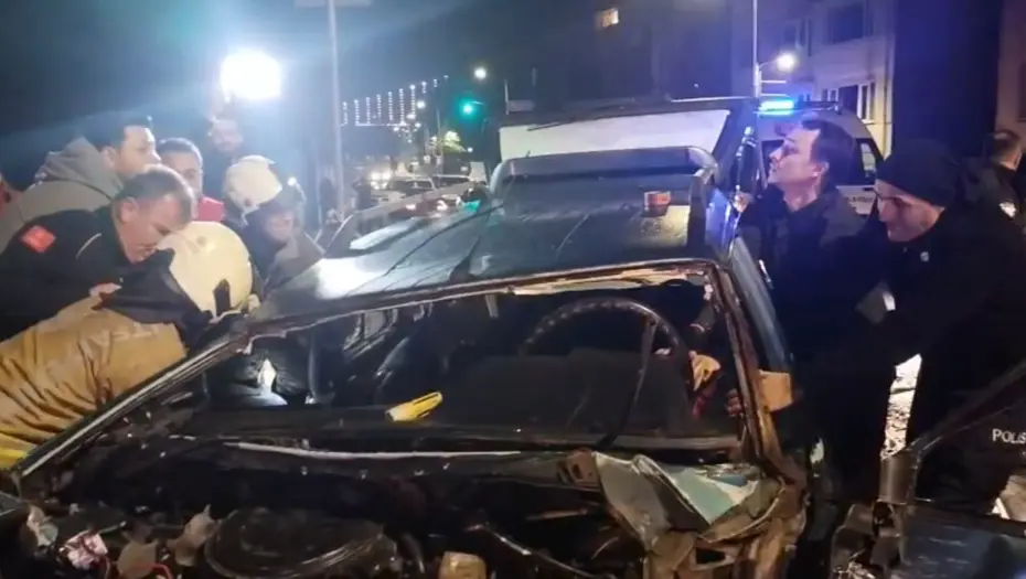 Hatalı sollama kazasında 3 kişi yaralandı