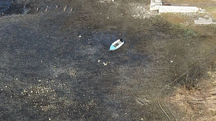 TERKOS BARAJI'NDA TEKNELER KARAYA OTURDU 3