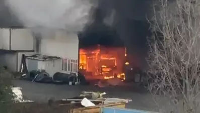 Arnavutköy'de TIR tamirhanesinde yangın