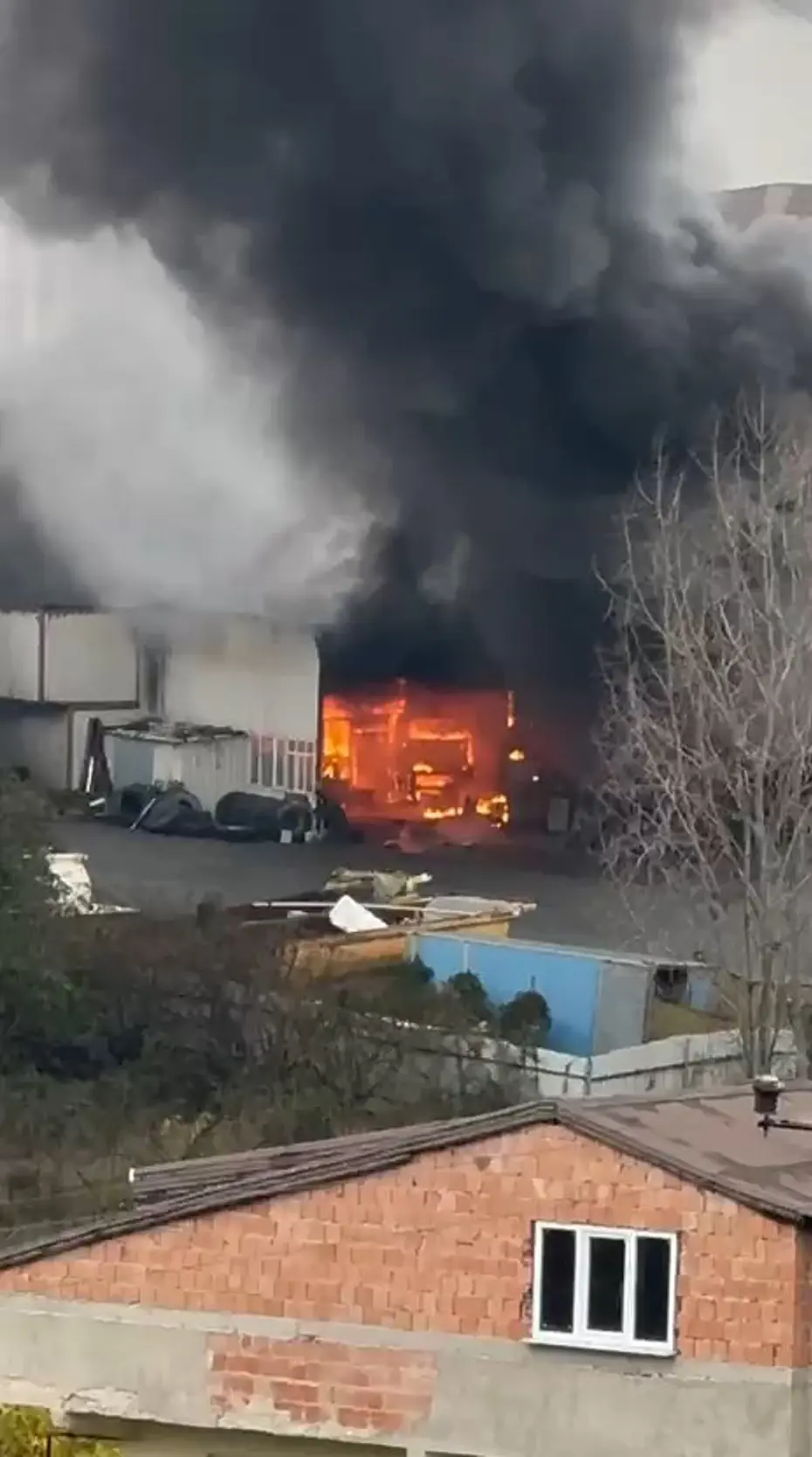 Arnavutköy'de TIR tamirhanesinde yangın