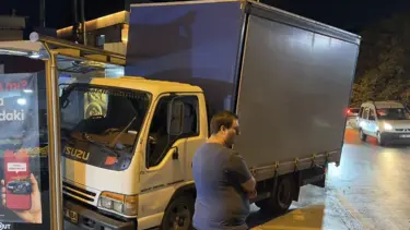 İstanbul'da kamyonet otobüs durağına çarptı
