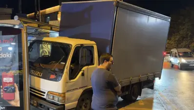İstanbul'da kamyonet otobüs durağına çarptı