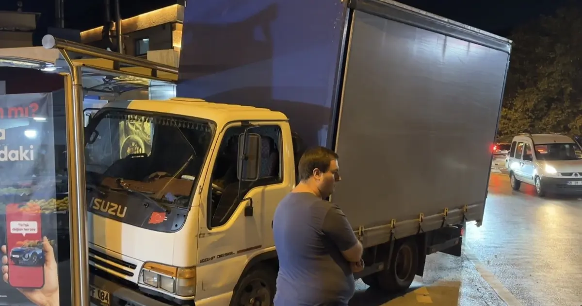 İstanbul'da kamyonet otobüs durağına çarptı