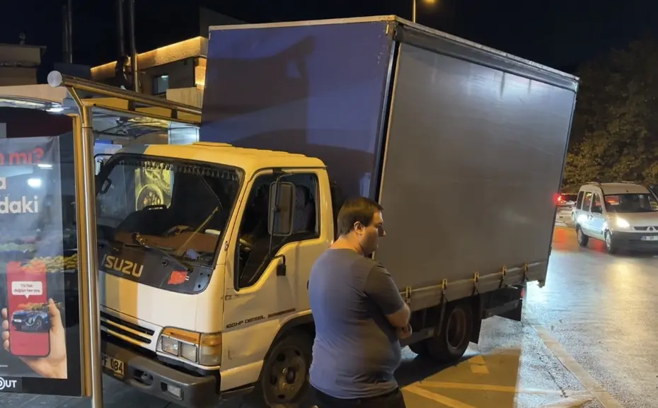 İstanbul'da kamyonet otobüs durağına çarptı