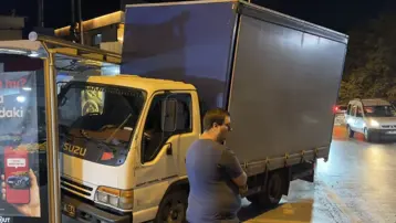 İstanbul'da kamyonet otobüs durağına çarptı