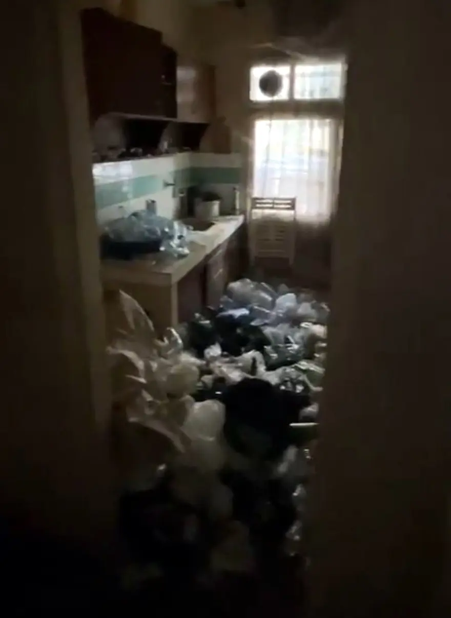 Kötü kokular dramı ortaya çıkardı: Yıllardır çöpün içinde yaşıyormuş 