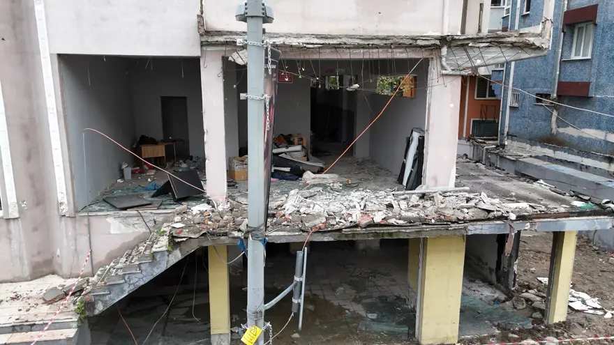 Avcılar'da tahliye edilen binanın balkonu çöktü 1