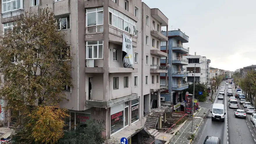Avcılar'da tahliye edilen binanın balkonu çöktü 