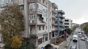 Avcılar'da tahliye edilen binanın balkonu çöktü