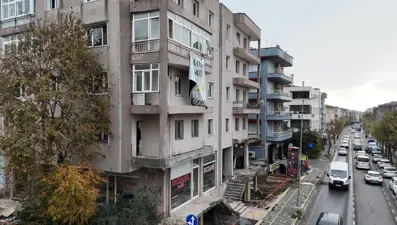 Avcılar'da tahliye edilen binanın balkonu çöktü