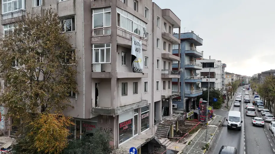 Avcılar'da tahliye edilen binanın balkonu çöktü