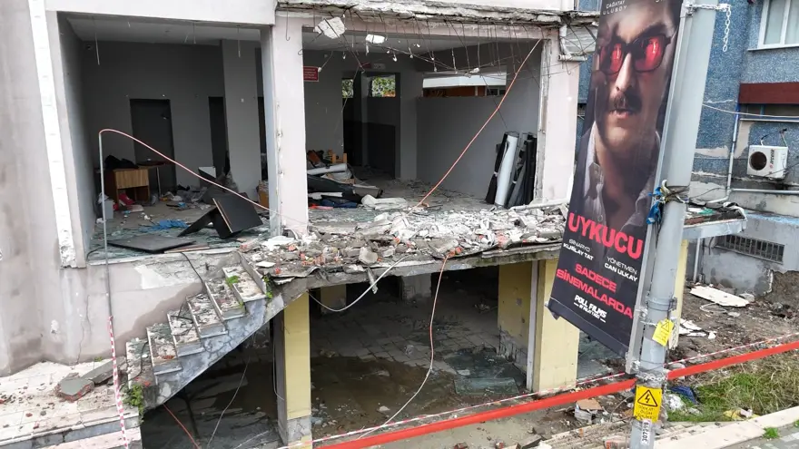 Avcılar'da tahliye edilen binanın balkonu çöktü 2