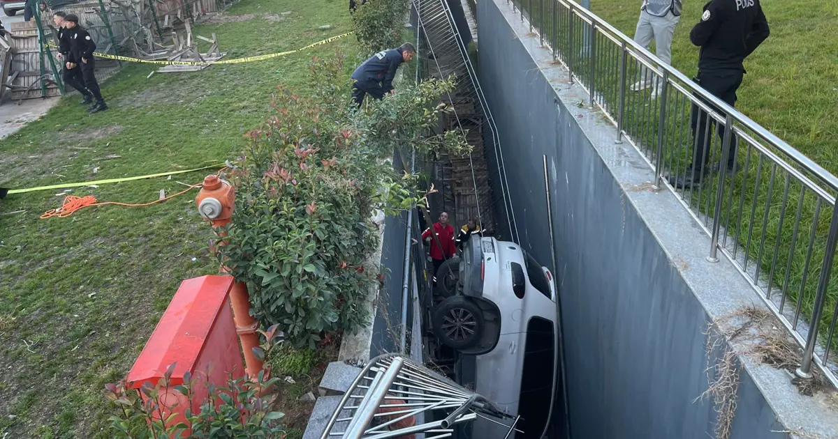 Otoparktan çıkmak isterken boşluğa düştü