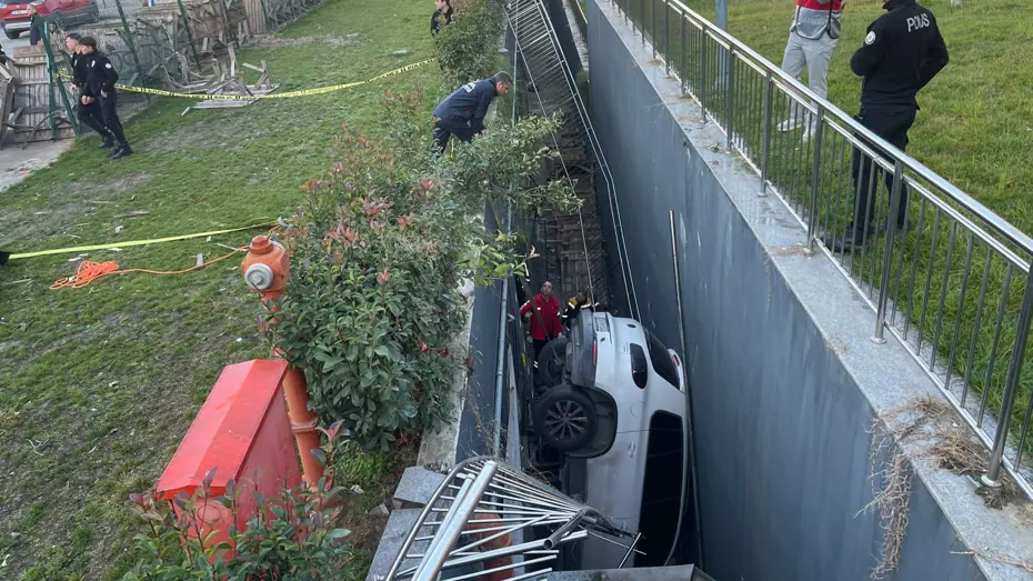 Otoparktan çıkmak isterken boşluğa düştü