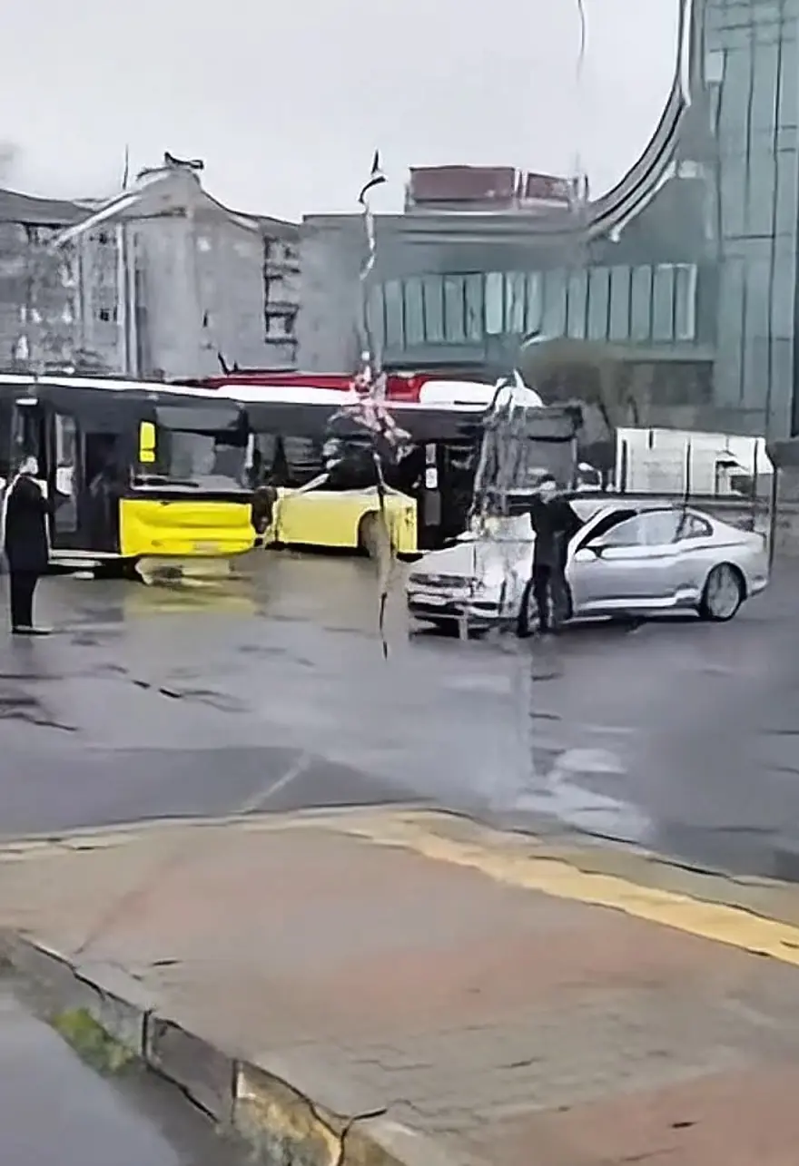 İETT durağında korku dolu anlar. Havaya ateş açarken video çektirdi 1