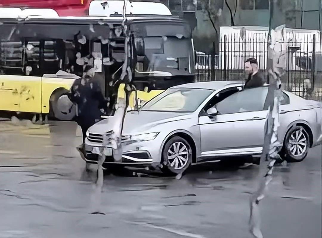 İETT durağında korku dolu anlar. Havaya ateş açarken video çektirdi