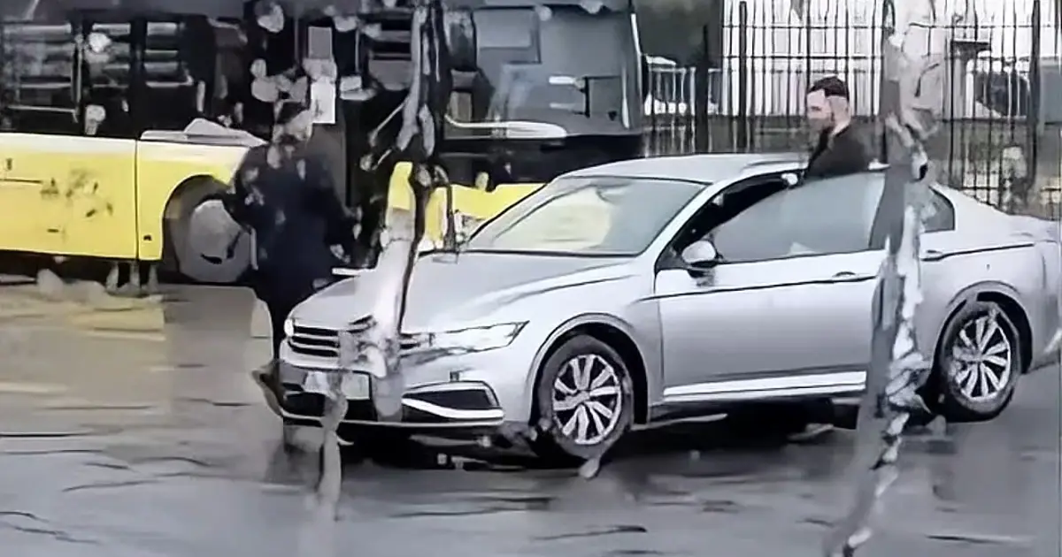 İETT durağında korku dolu anlar. Havaya ateş açarken video çektirdi