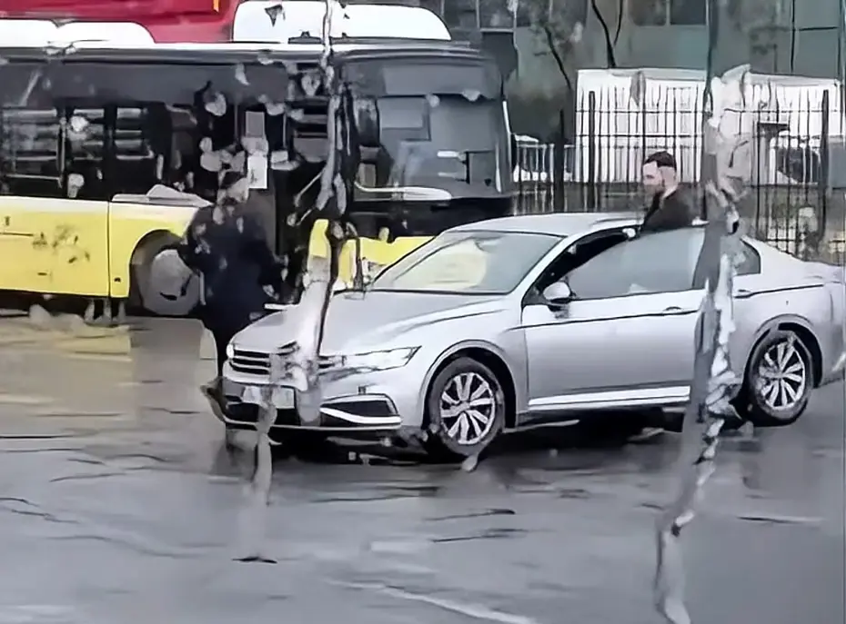 İETT durağında korku dolu anlar. Havaya ateş açarken video çektirdi