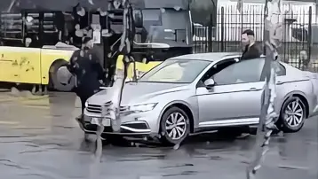 İETT durağında korku dolu anlar. Havaya ateş açarken video çektirdi