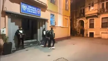 İstanbul' da yere düşen telefonu alıp kaçan şüpheli yakalandı