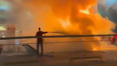 Otomobil akaryakıt istasyonuna daldı, yangın çıktı