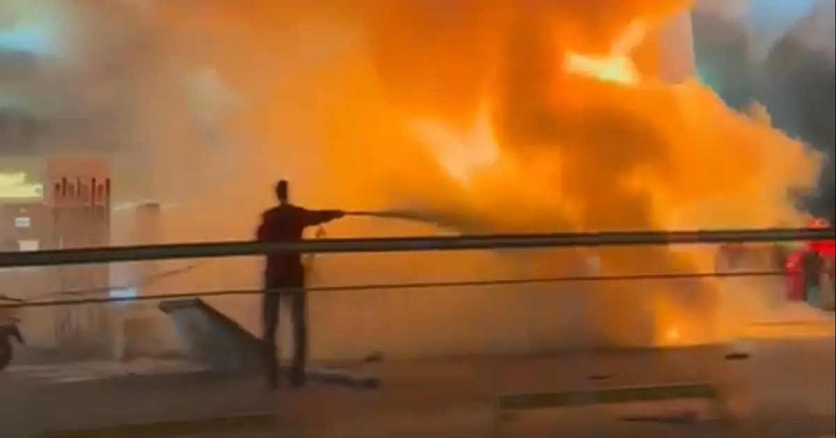 Otomobil akaryakıt istasyonuna daldı, yangın çıktı