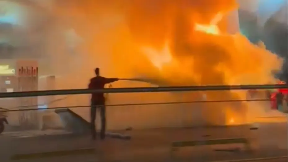 Otomobil akaryakıt istasyonuna daldı, yangın çıktı