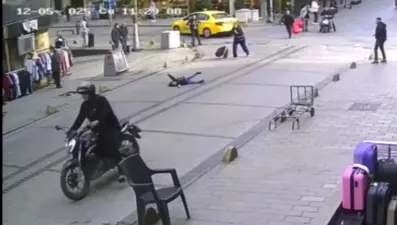 İstanbul'da bir motosikletli, karşıdan karşıya geçen çocuğa vurup kaçtı 
