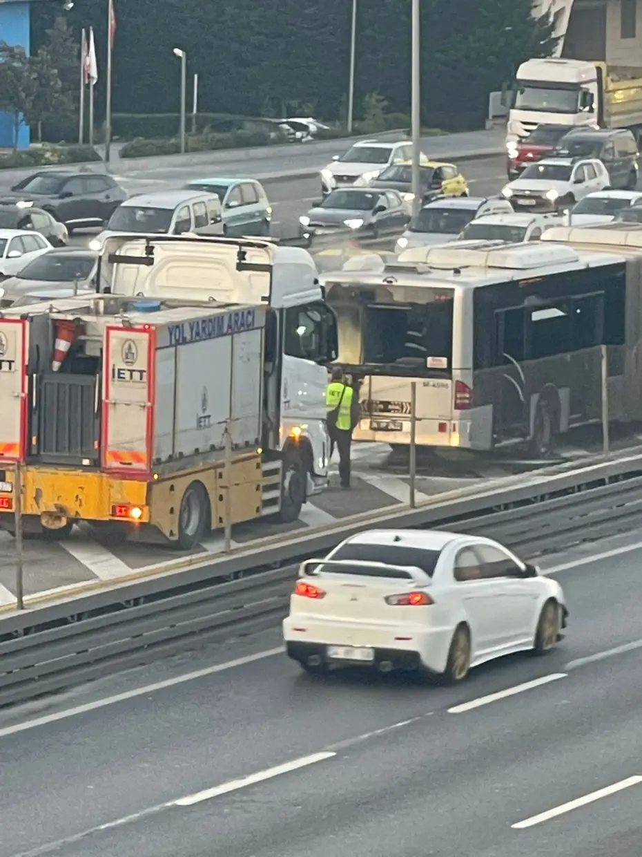 Florya'da metrobüste yangın çıktı