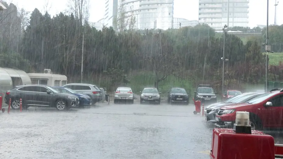 İstanbul'da aniden bastıran dolu sürprizi