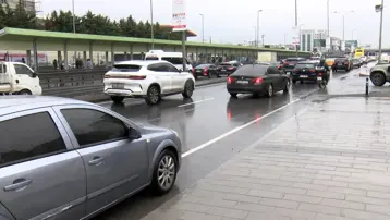 İstanbul'da trafiğine dolu ve sağanak etkisi