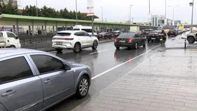 İstanbul'da trafiğine dolu ve sağanak etkisi