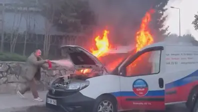 Hareket halindeki araç alev alev yandı 