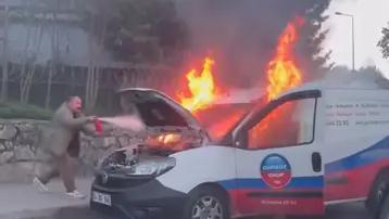 Hareket halindeki araç alev alev yandı