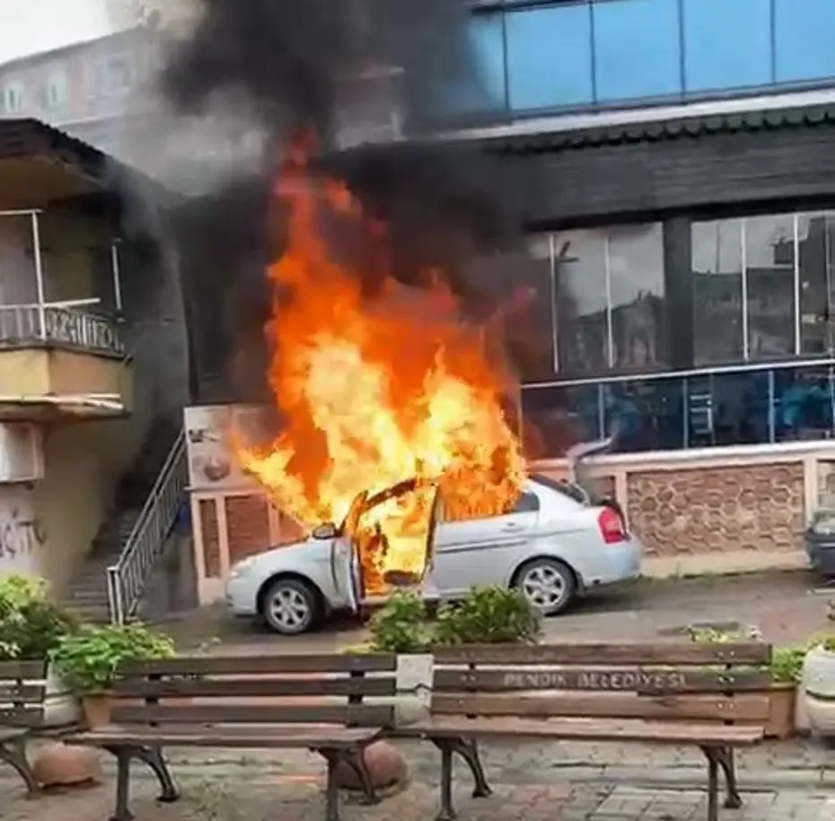 Otomobilde başlayan yangın binaya sıçradı